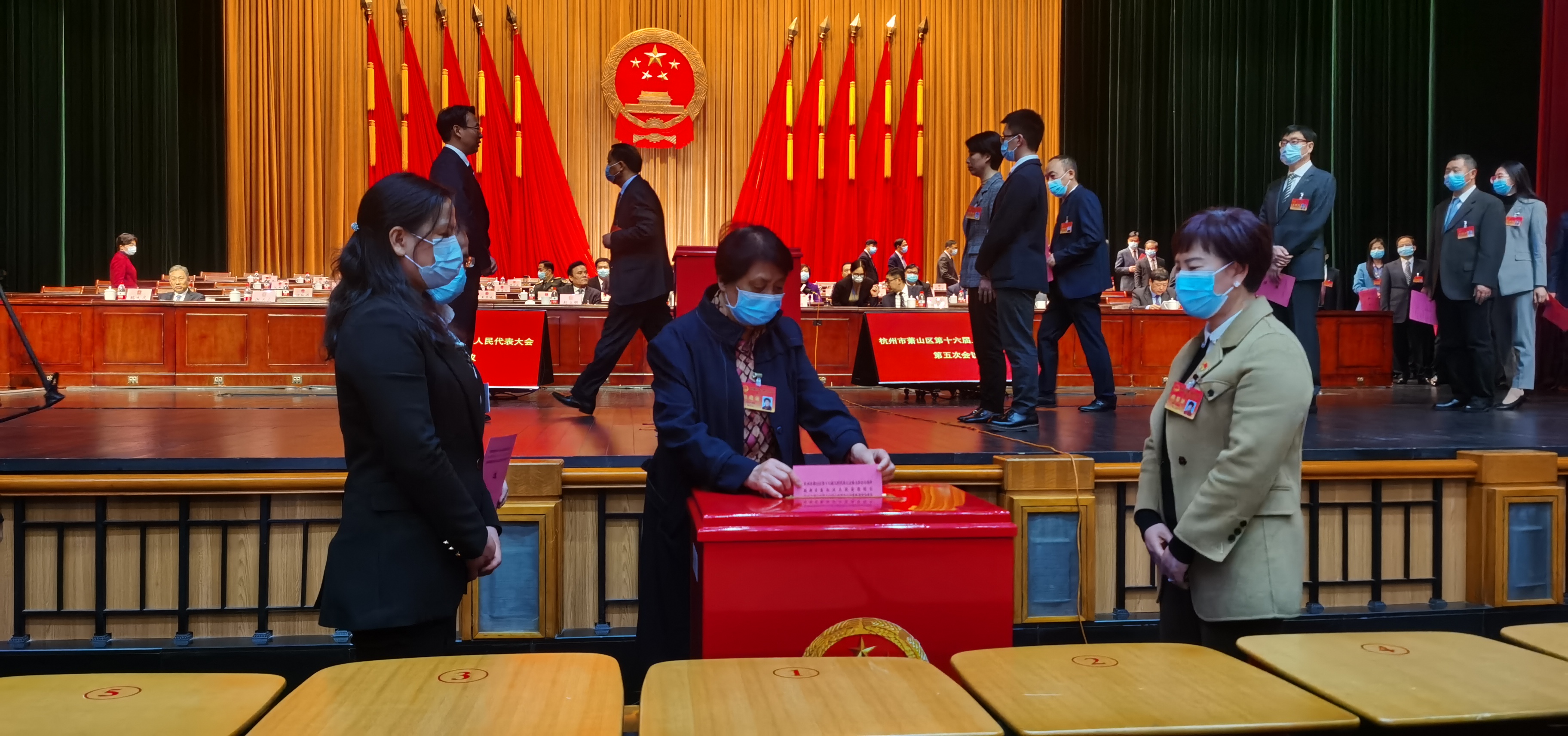 黄银霞董事长出席萧山区第十六届五次人代会